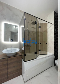 clients and partners1-Душевая перегородка на ванную с распашной дверью и без нее